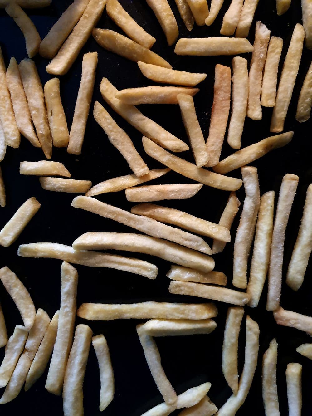 سیبزمینی سرخکرده روی سطح مشکی